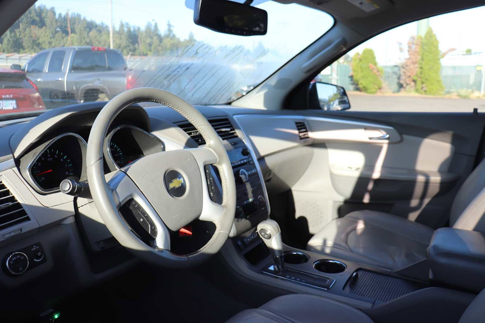Thumbnail: 2010 Chevrolet Traverse - 10