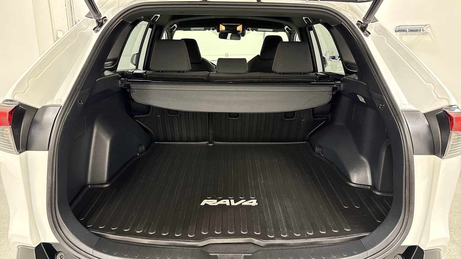 Thumbnail: 2021 Toyota RAV4 - 27