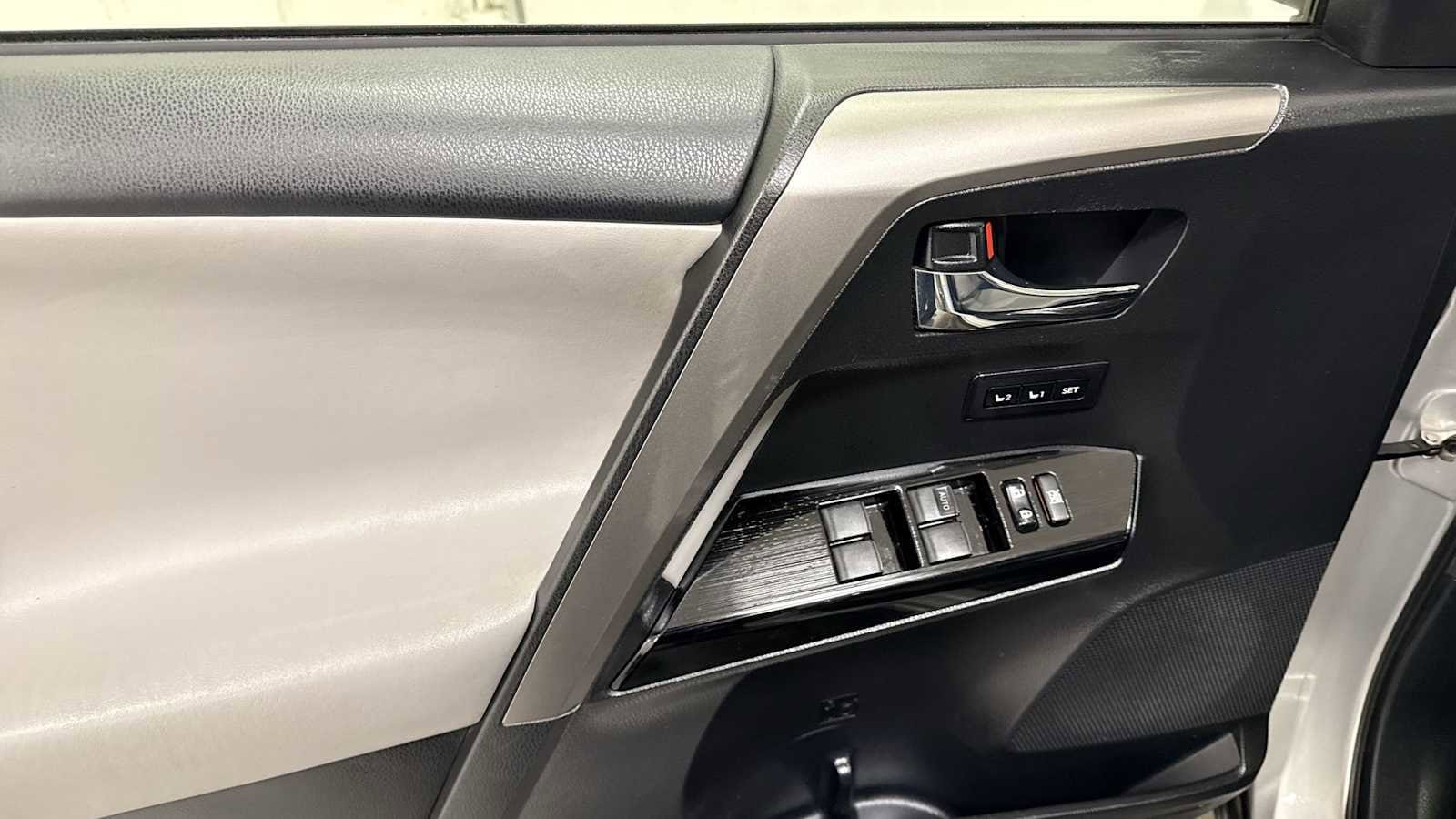 Thumbnail: 2016 Toyota RAV4 - 15