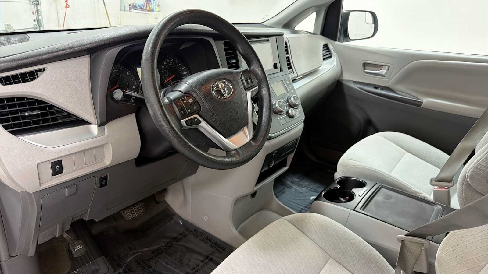 Thumbnail: 2015 Toyota Sienna - 11