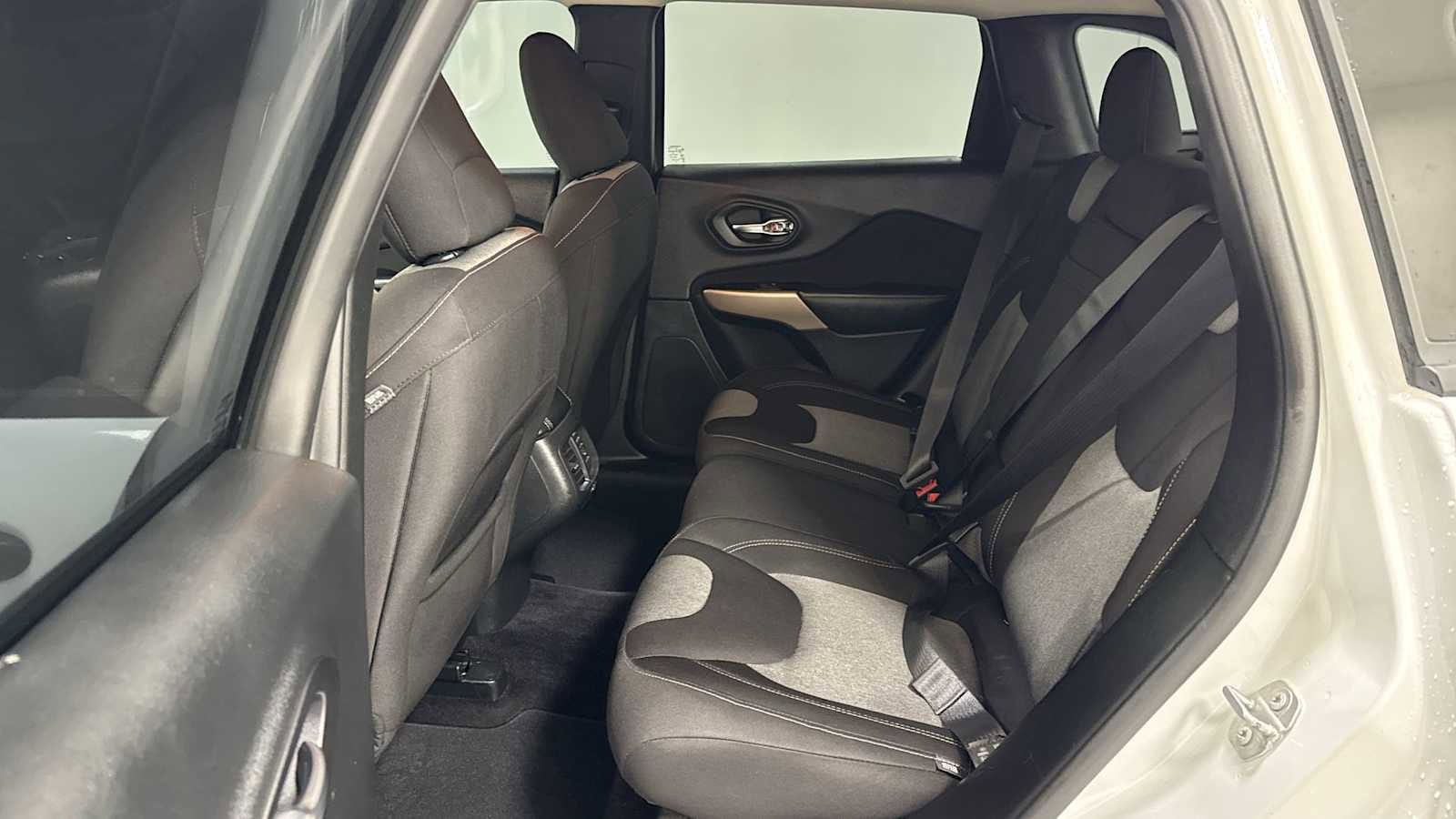 Thumbnail: 2017 Jeep Cherokee - 23