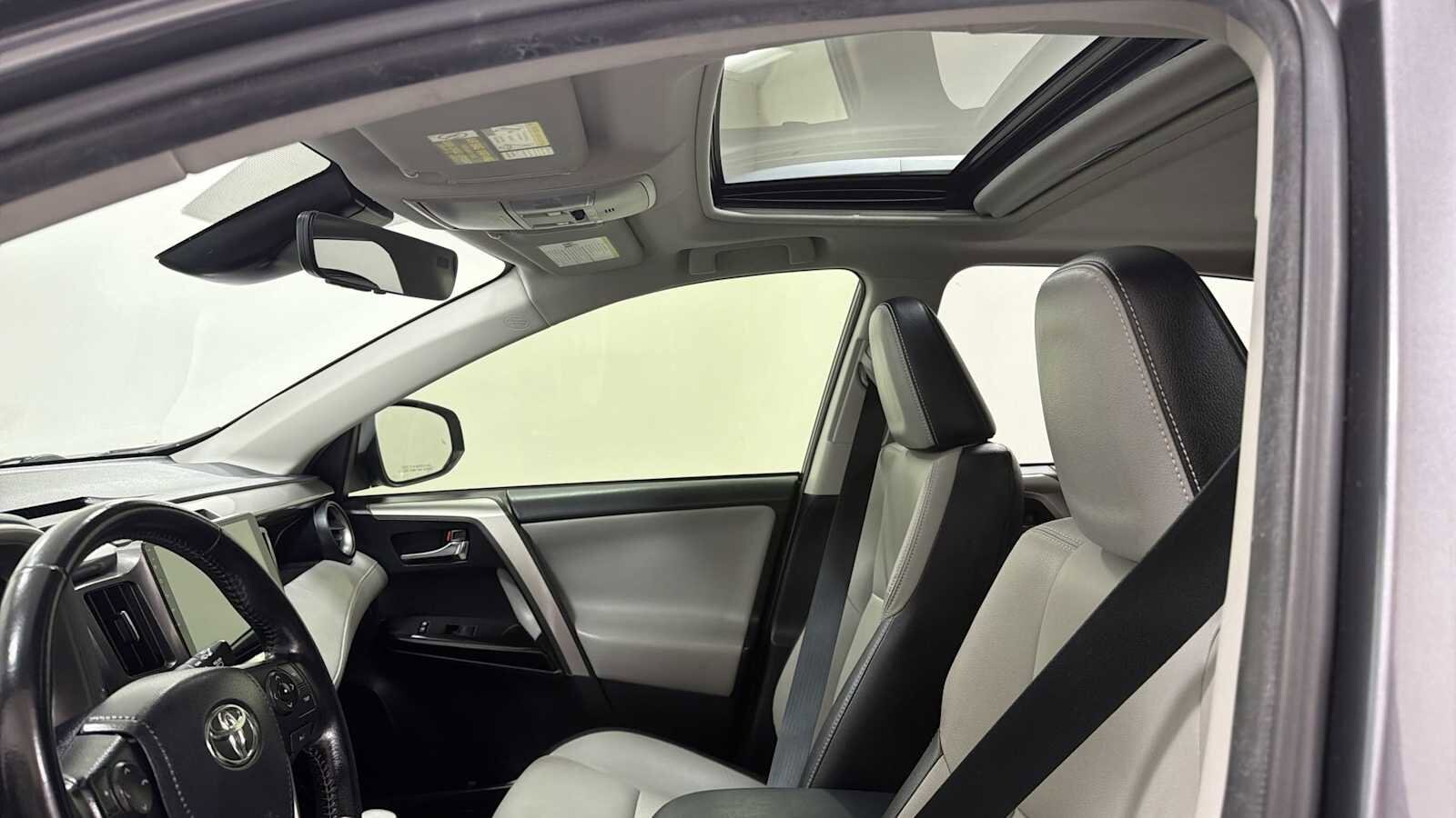 Thumbnail: 2016 Toyota RAV4 - 23