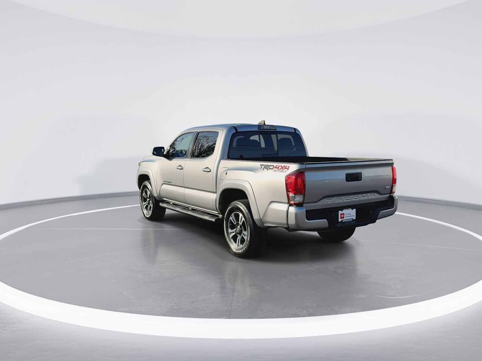 Thumbnail: 2017 Toyota Tacoma - 6