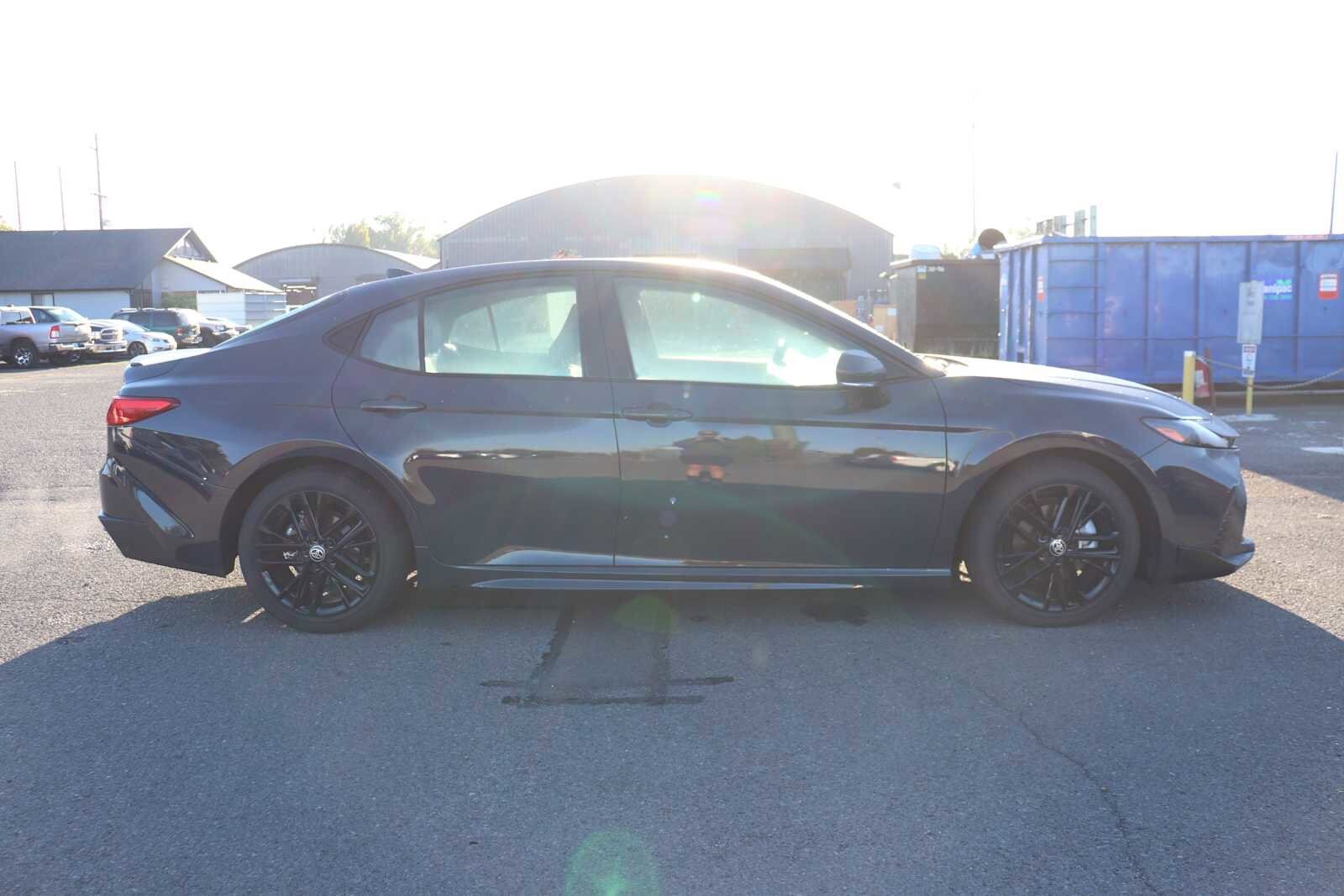 2025 Toyota Camry SE photo 3