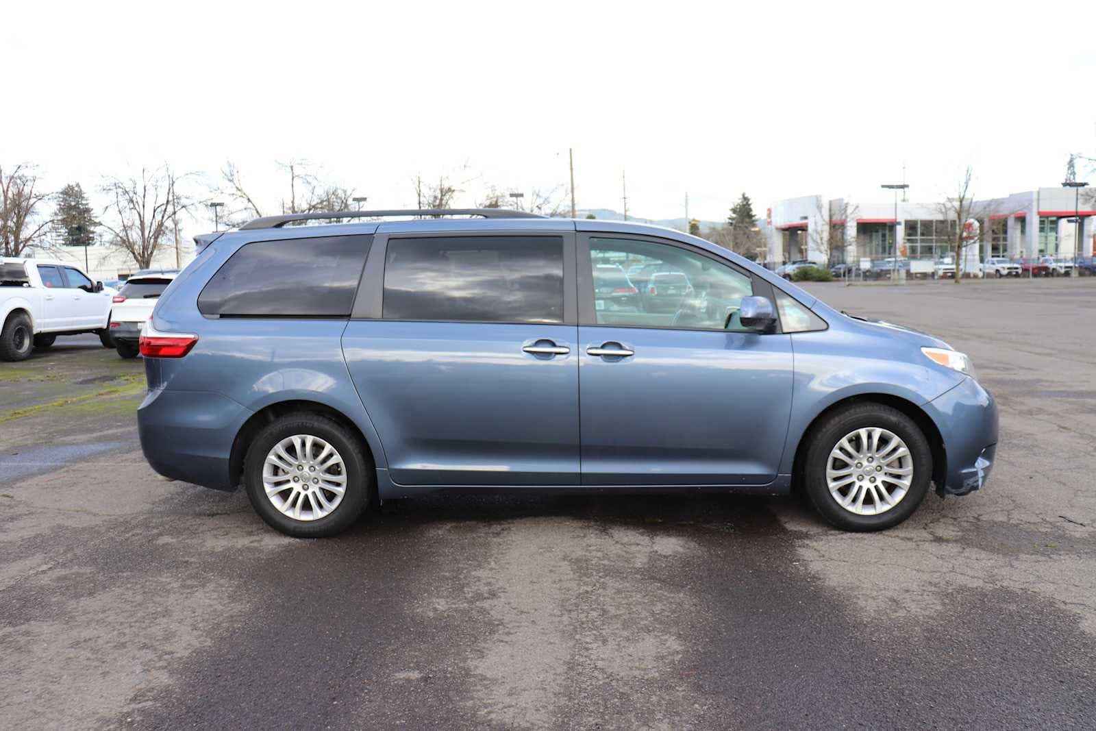 Thumbnail: 2016 Toyota Sienna - 4