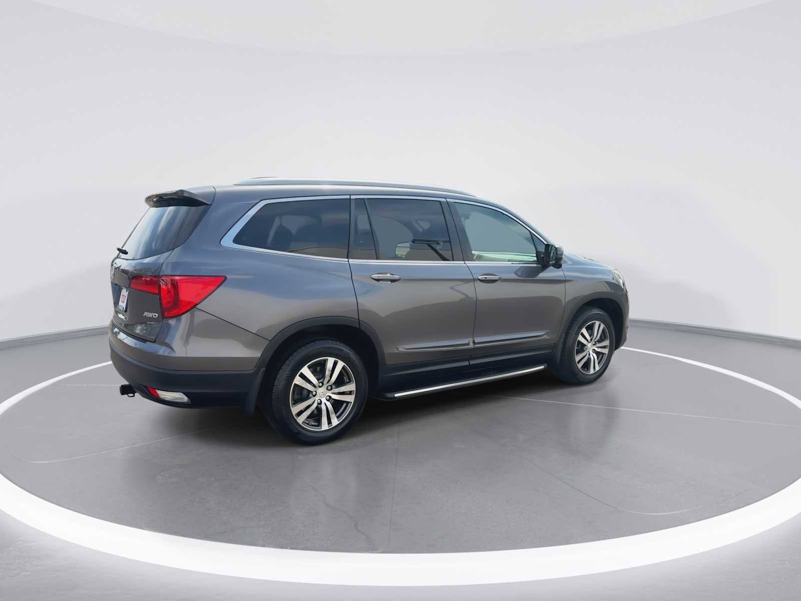 Thumbnail: 2017 Honda Pilot - 8