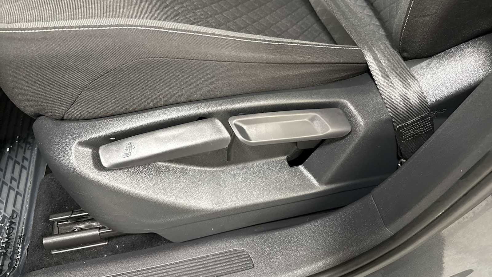 Thumbnail: 2021 Volkswagen Tiguan - 14