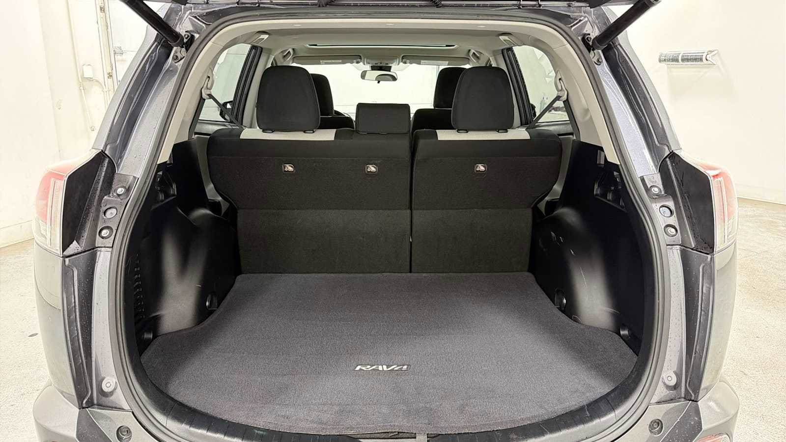Thumbnail: 2018 Toyota RAV4 - 27