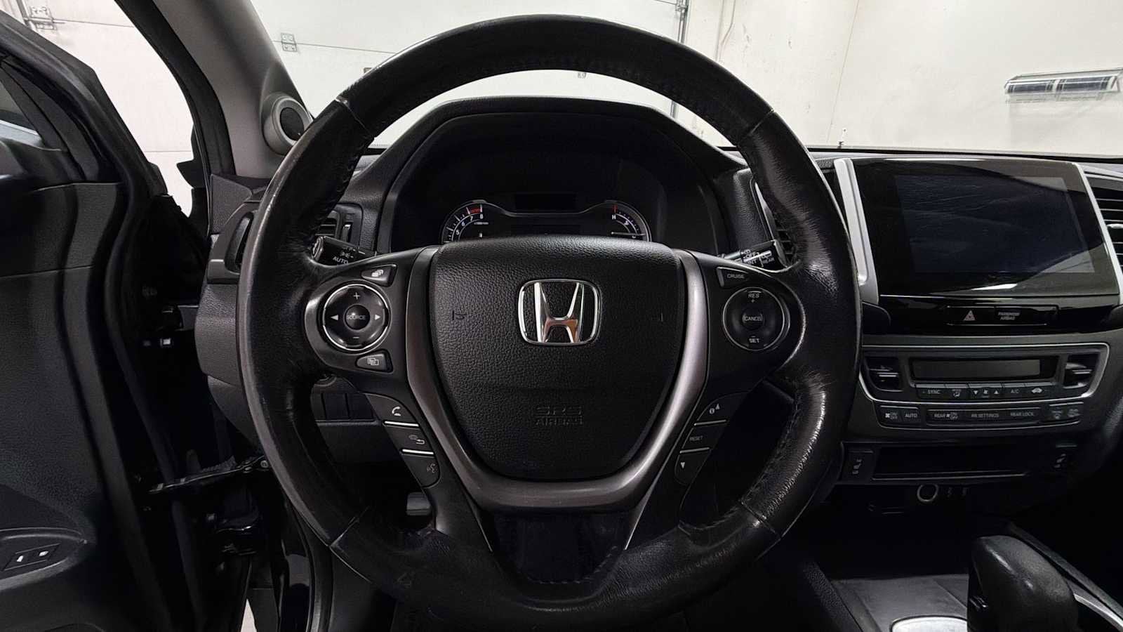 Thumbnail: 2017 Honda Pilot - 16