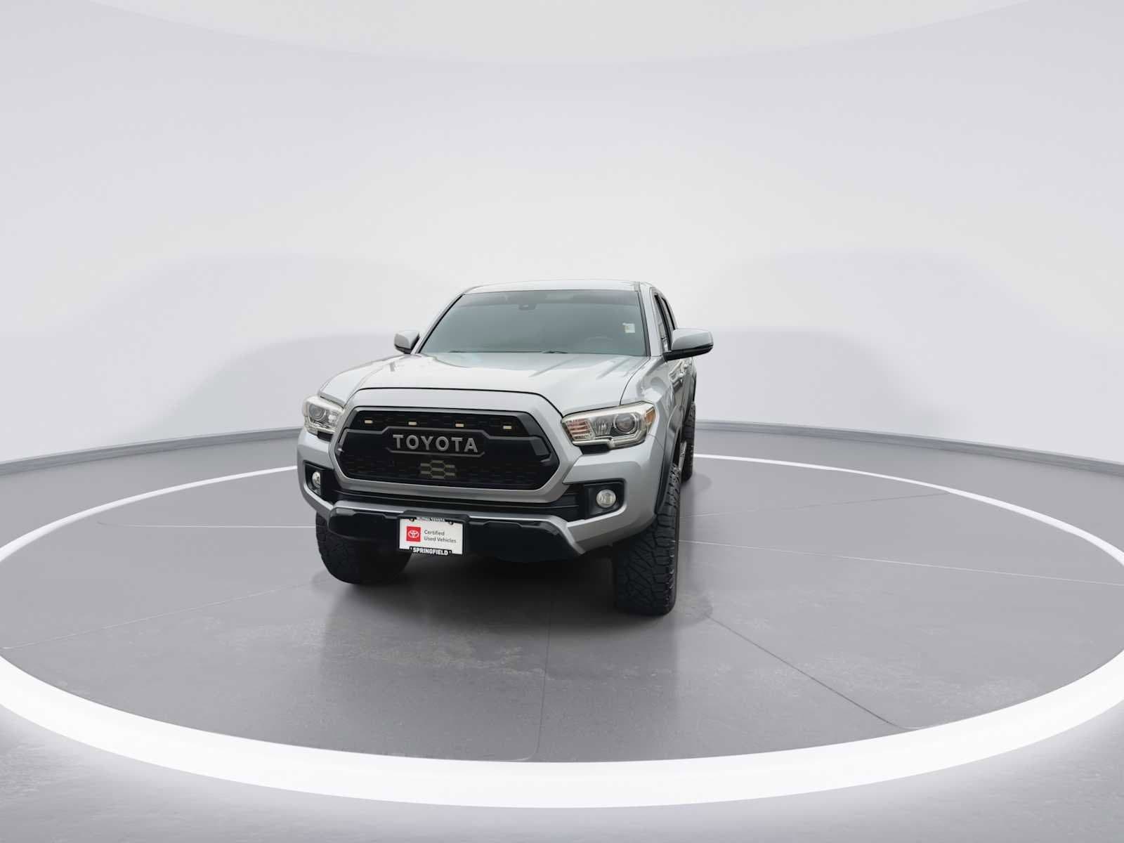 Thumbnail: 2018 Toyota Tacoma - 3