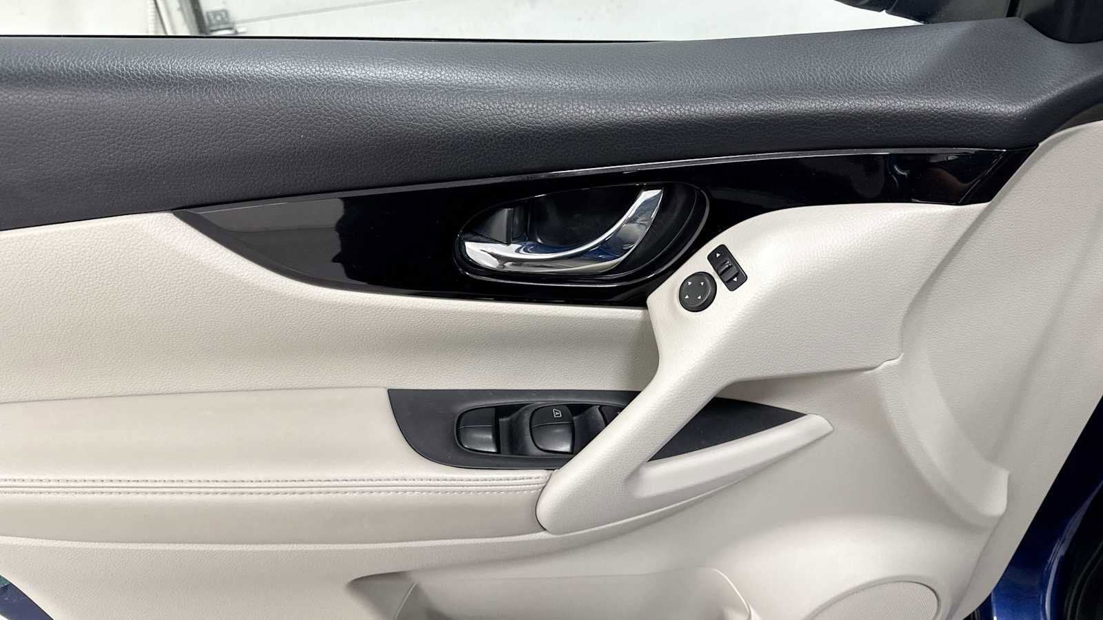 Thumbnail: 2022 Nissan Rogue Sport - 15