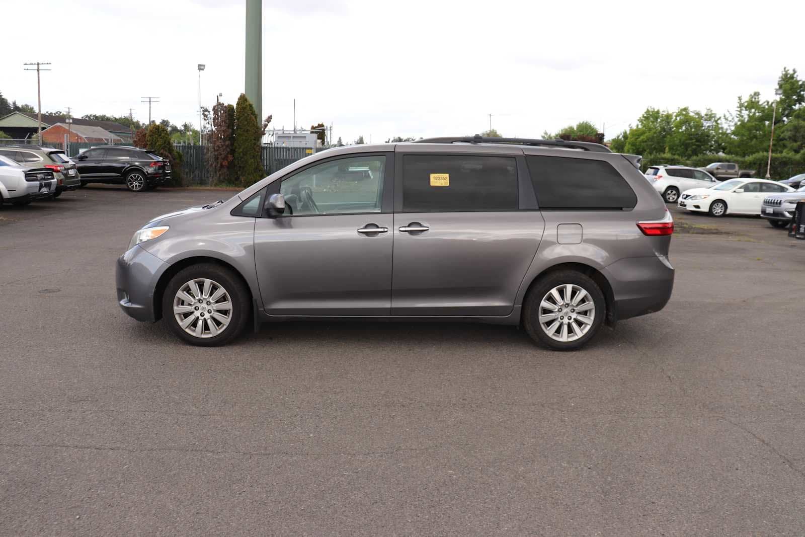 Thumbnail: 2016 Toyota Sienna - 8