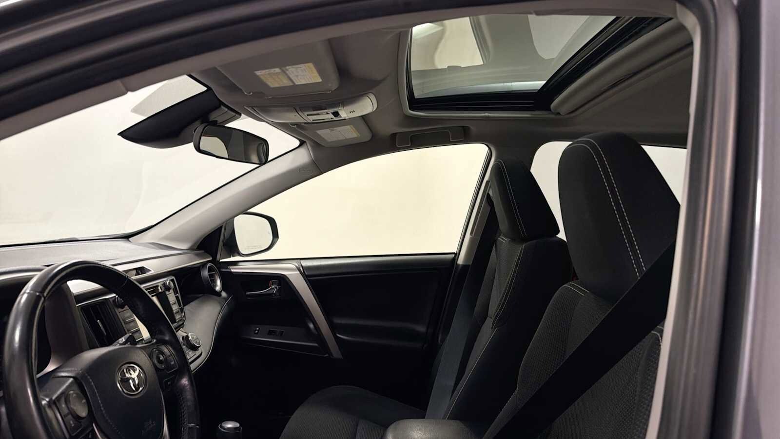 Thumbnail: 2018 Toyota RAV4 - 23