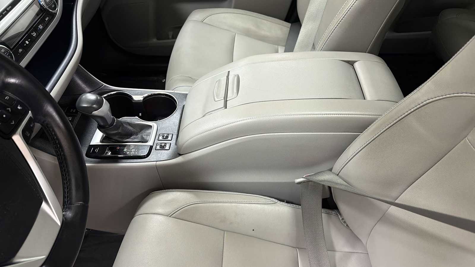 Thumbnail: 2017 Toyota Highlander - 23