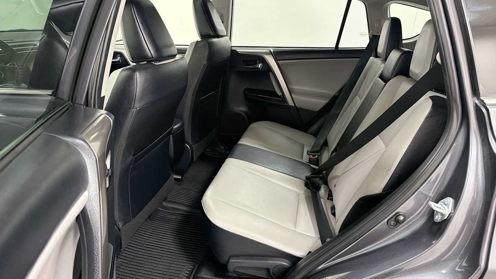 Thumbnail: 2018 Toyota RAV4 - 25