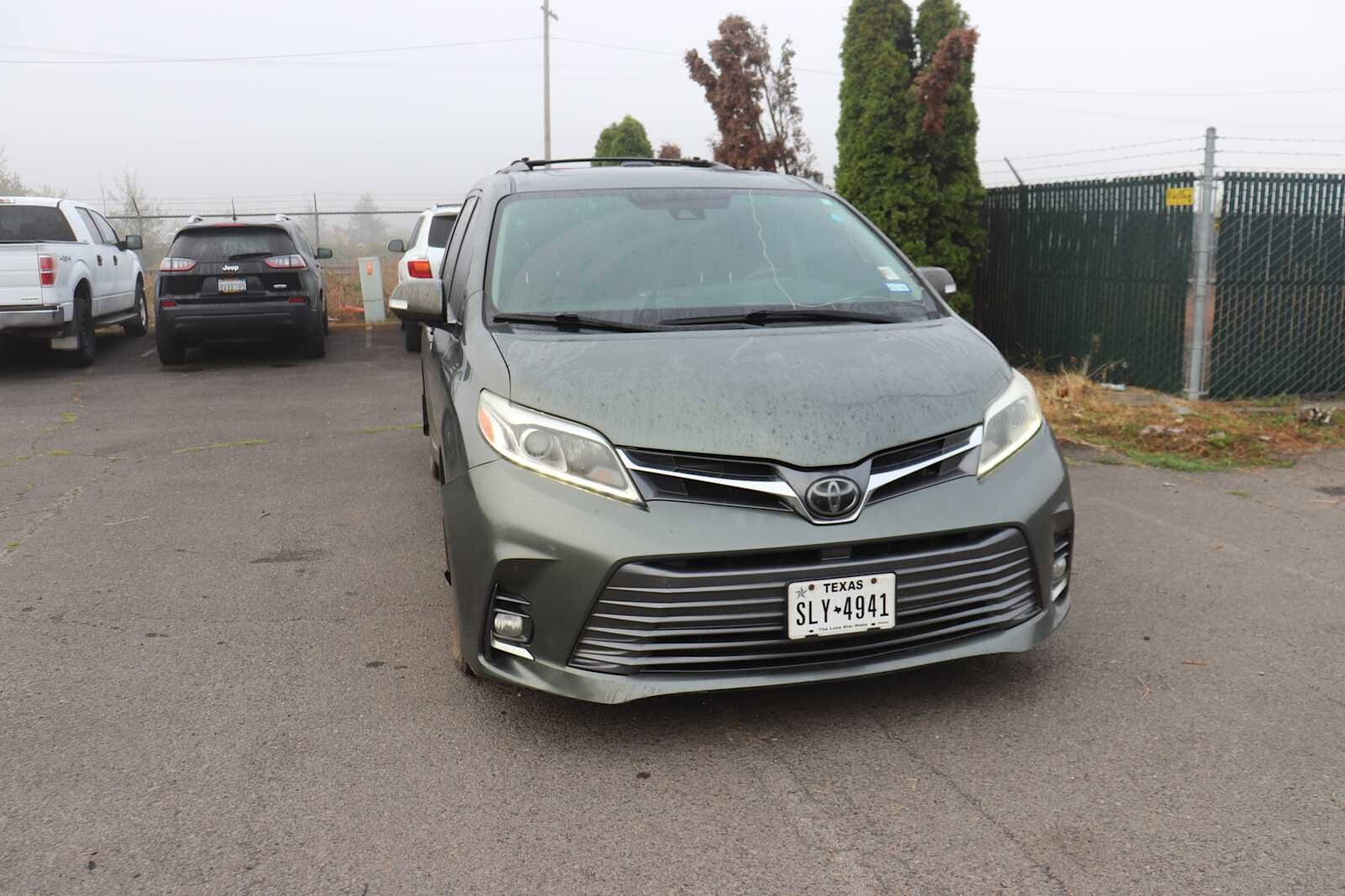 2020 Toyota Sienna Limited Premium photo 3