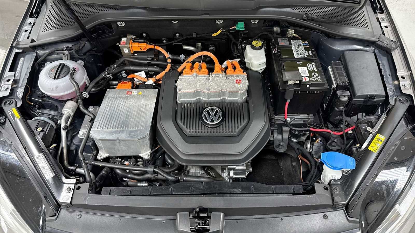 Thumbnail: 2016 Volkswagen e-Golf - 29