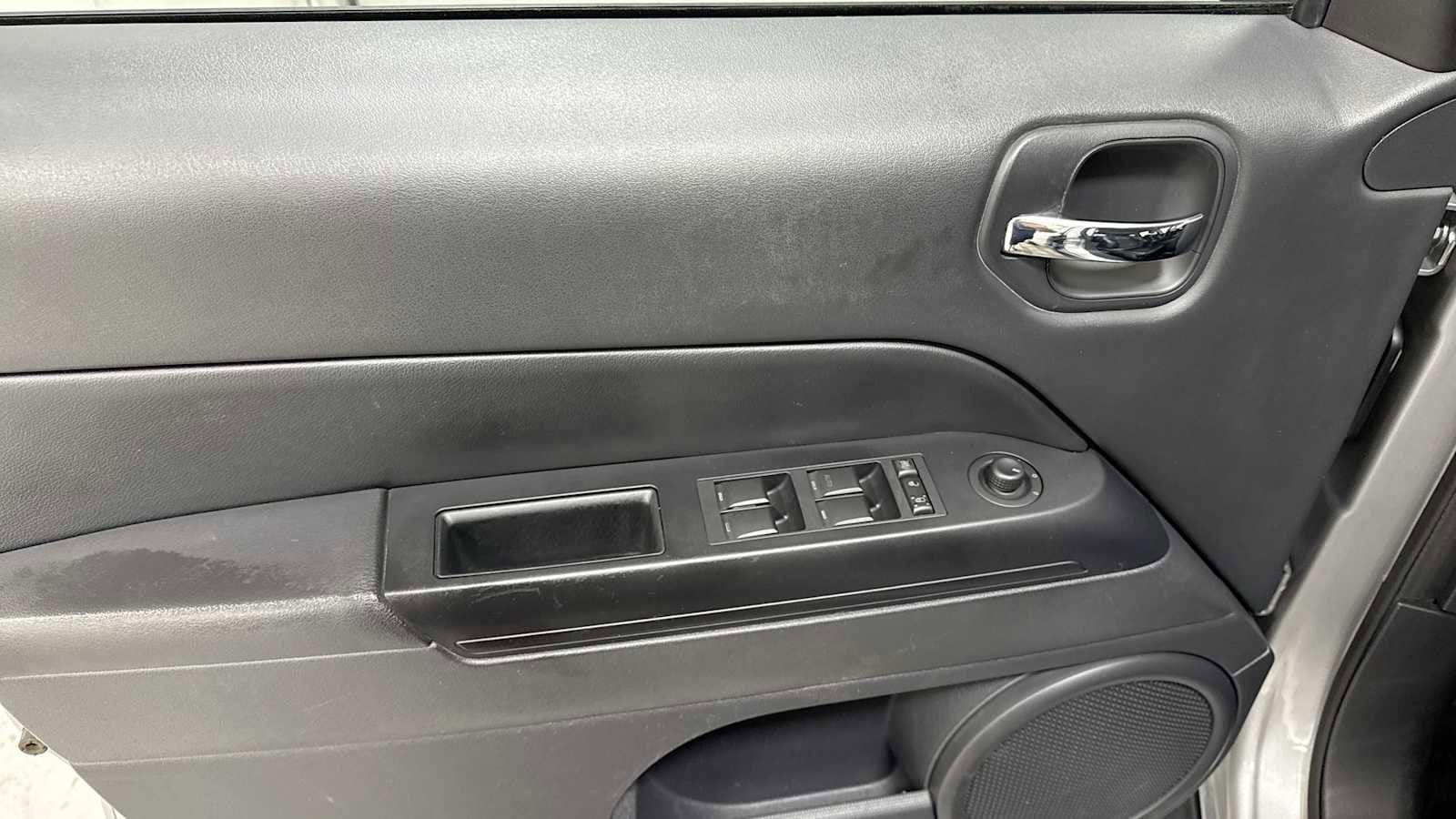 Thumbnail: 2016 Jeep Patriot - 15