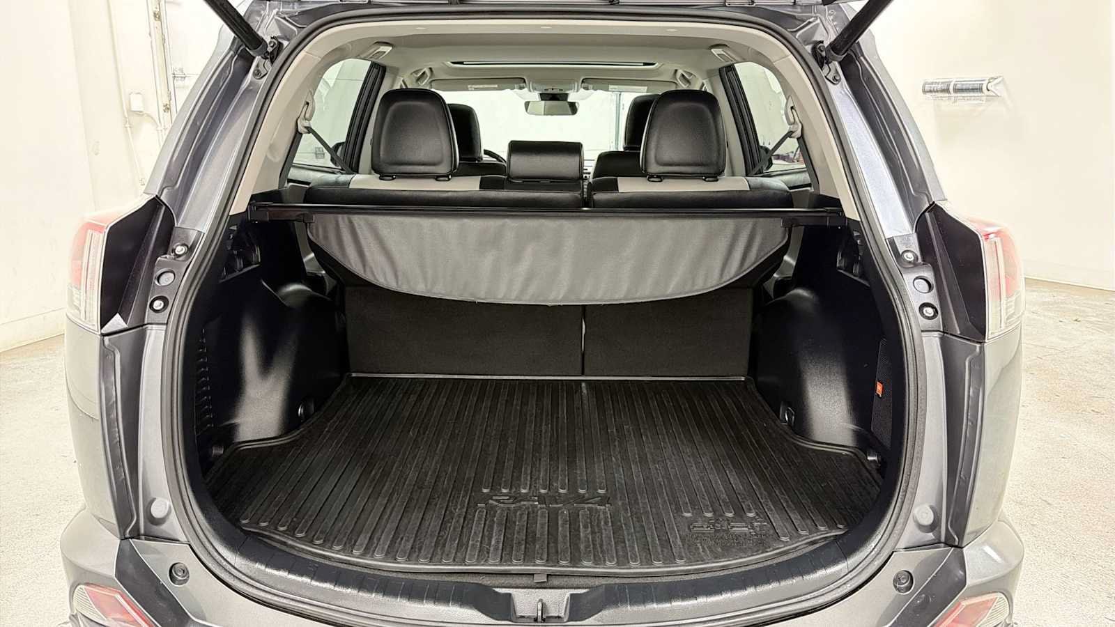 Thumbnail: 2018 Toyota RAV4 - 28