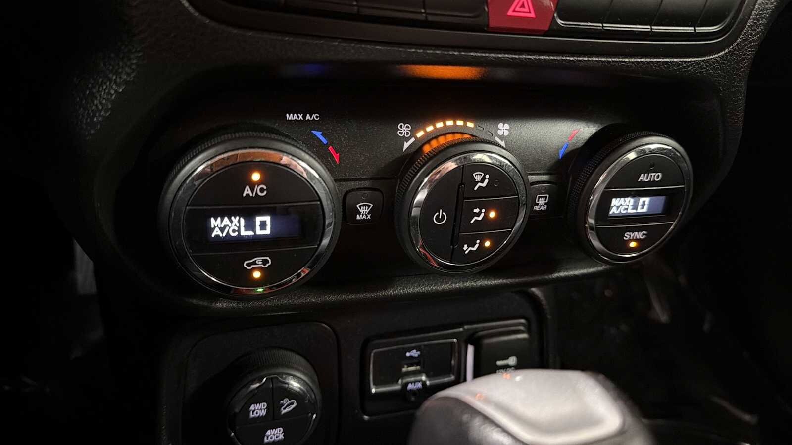 Thumbnail: 2015 Jeep Renegade - 20
