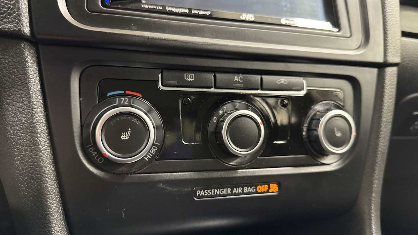 Thumbnail: 2011 Volkswagen Jetta - 19