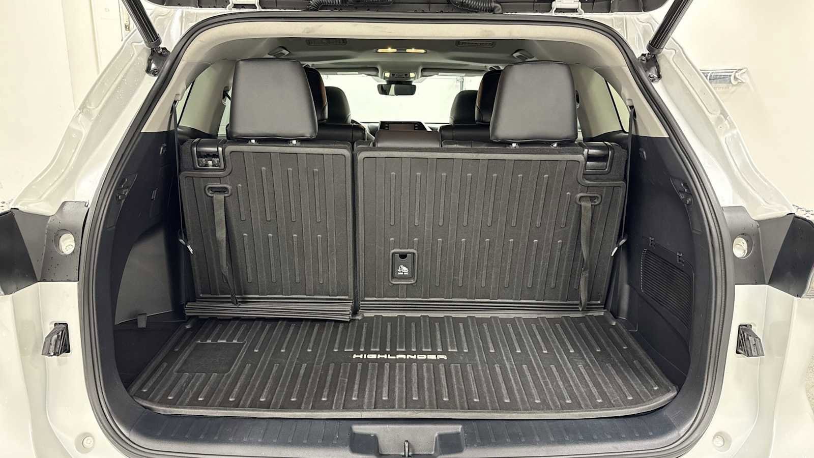 Thumbnail: 2022 Toyota Highlander - 28