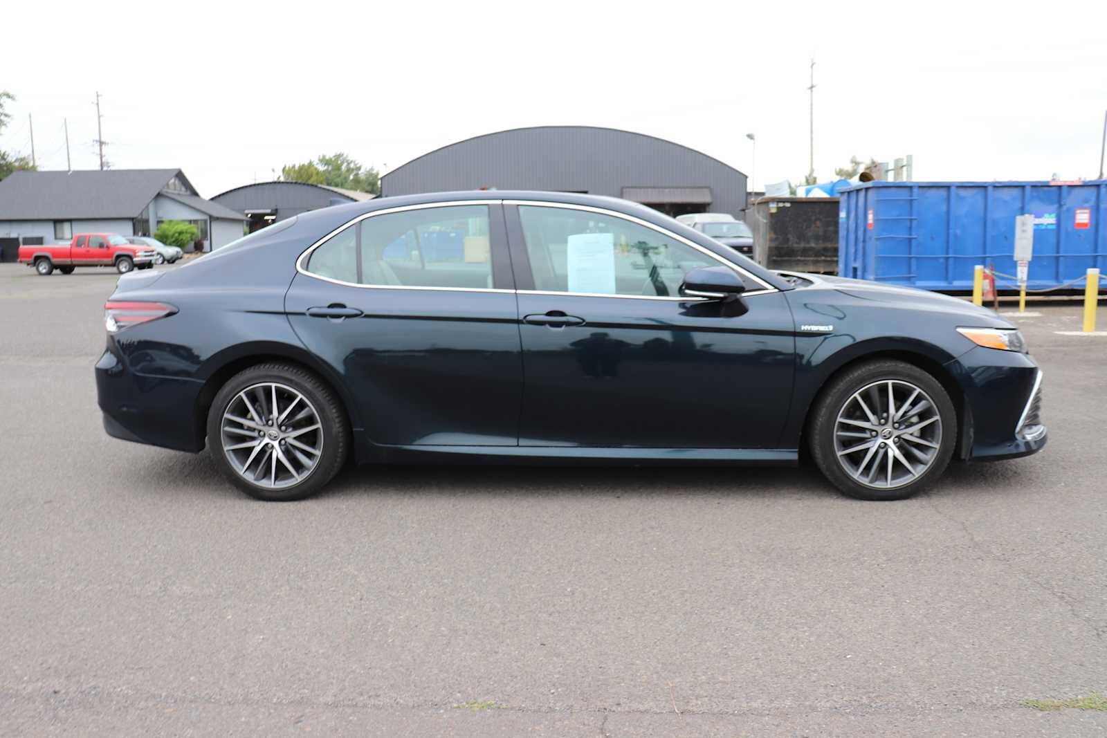 2021 Toyota Camry Hybrid XLE photo 3