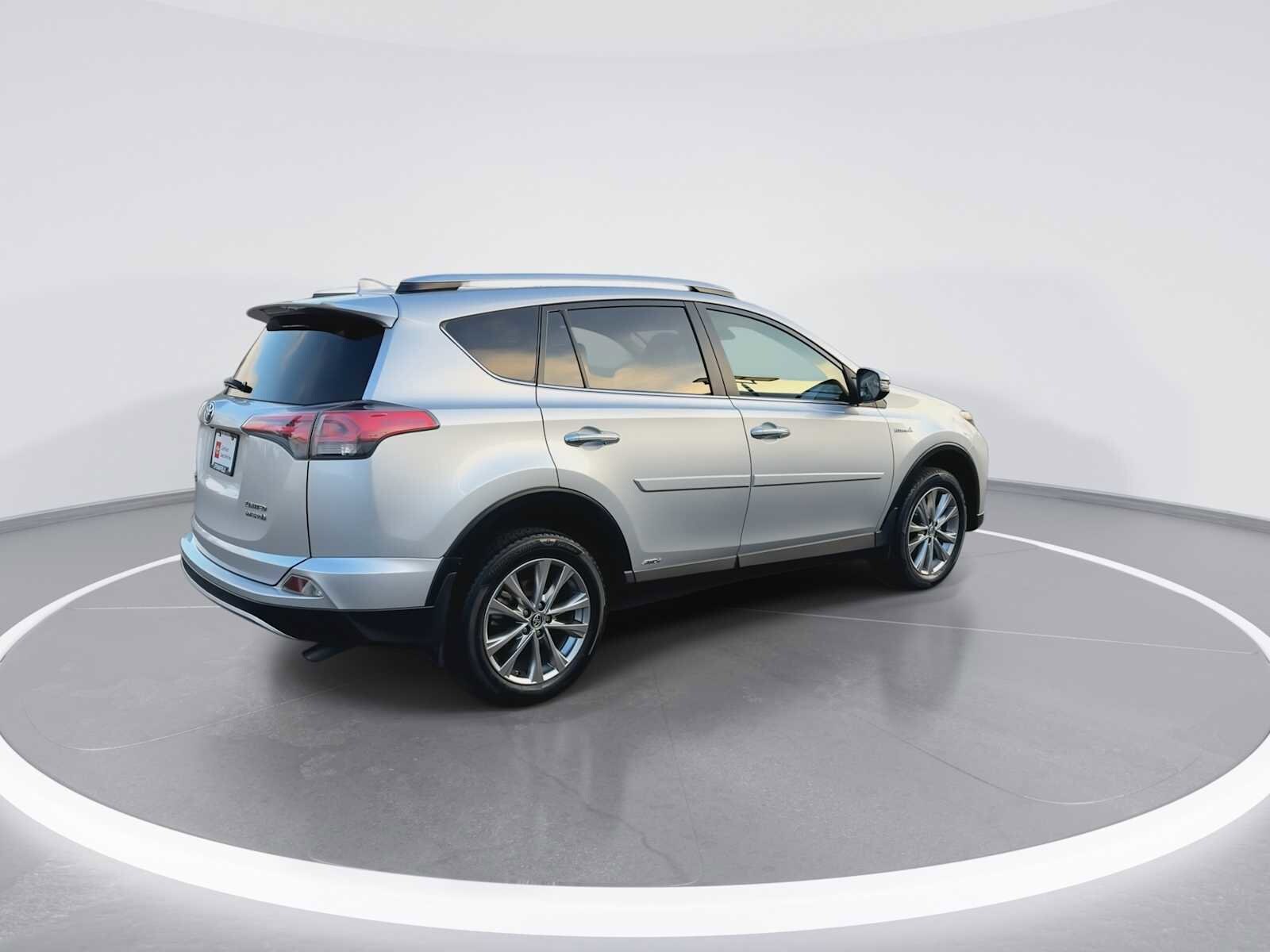 Thumbnail: 2016 Toyota RAV4 - 8
