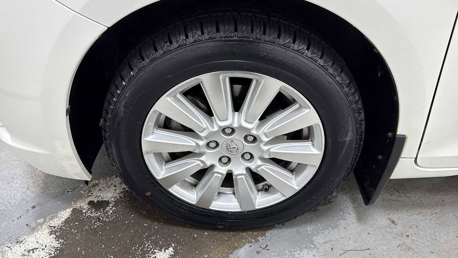 Thumbnail: 2017 Toyota Sienna - 10