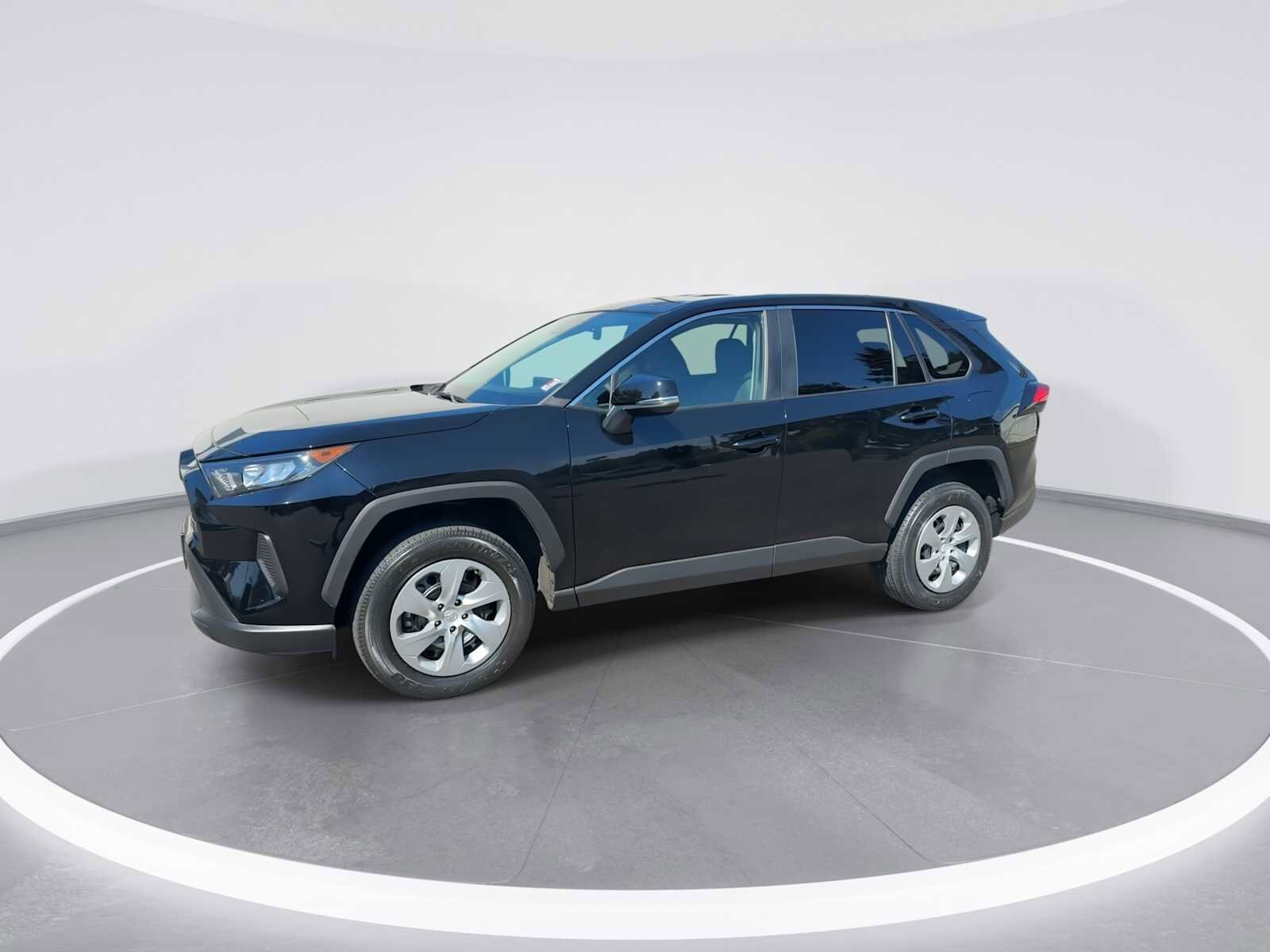 2022 Toyota RAV4 LE photo 3