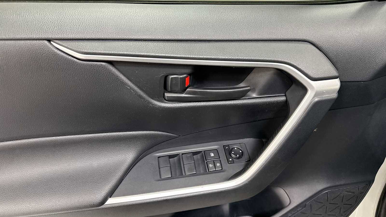 Thumbnail: 2019 Toyota RAV4 - 15