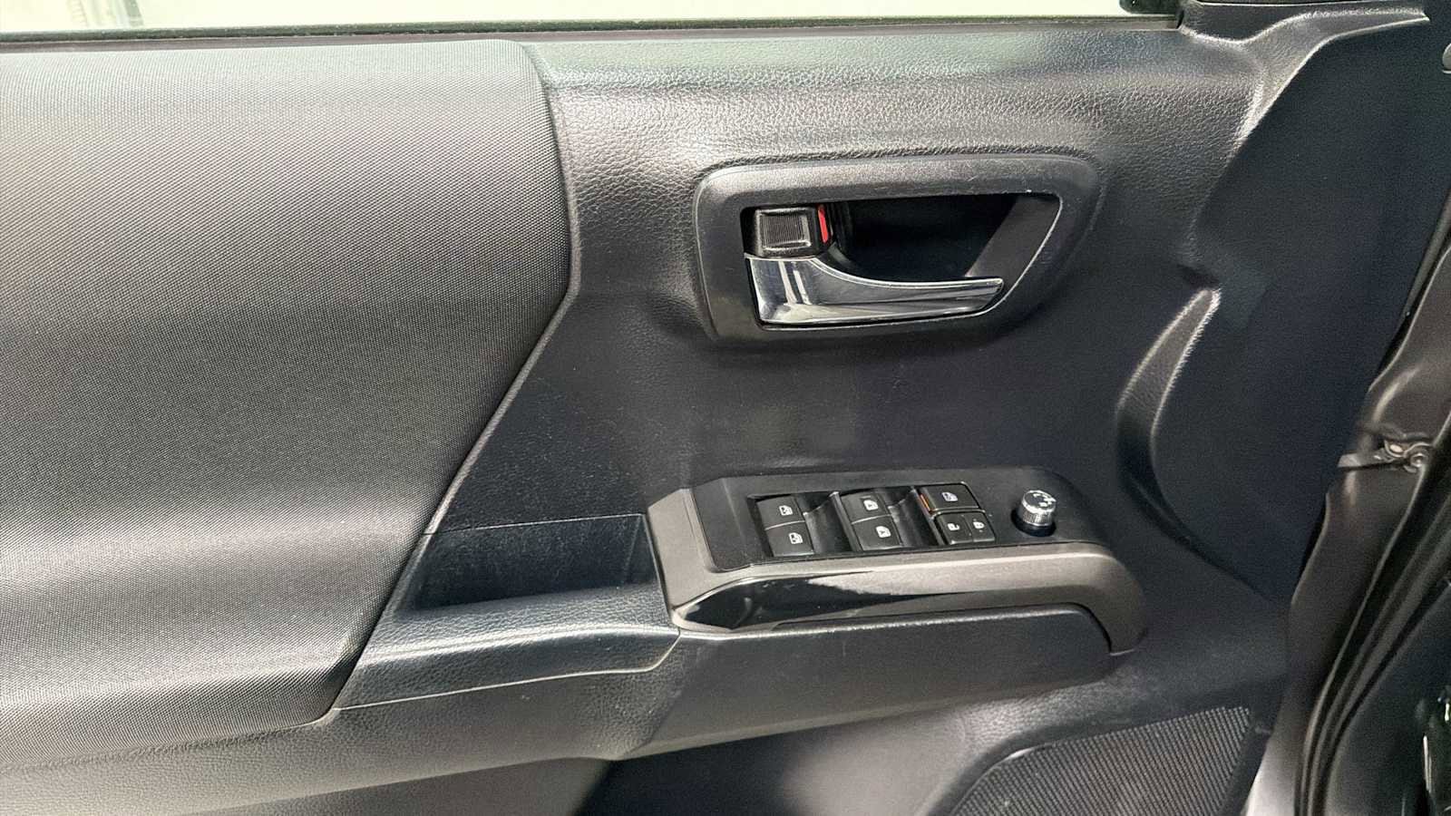 Thumbnail: 2018 Toyota Tacoma - 15