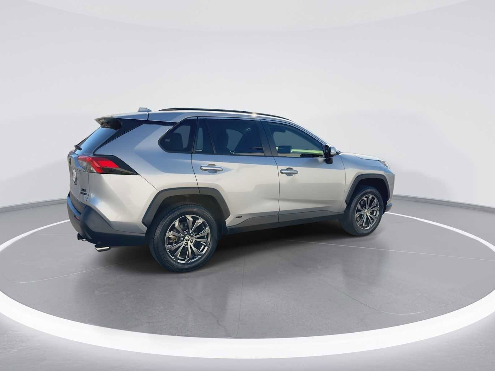 Thumbnail: 2022 Toyota RAV4 - 8