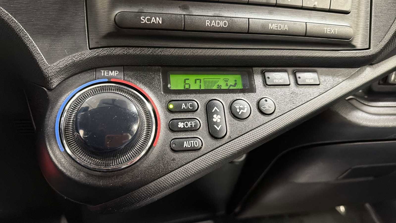 Thumbnail: 2014 Toyota Prius c - 19