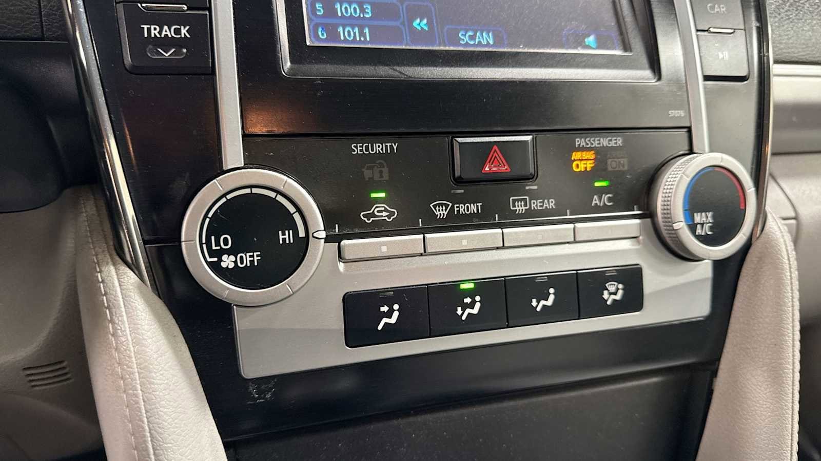 2014 Toyota Camry LE 19