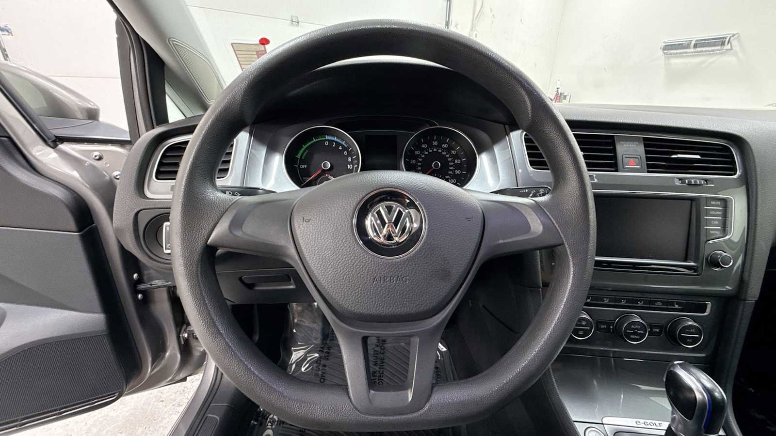 Thumbnail: 2016 Volkswagen e-Golf - 16
