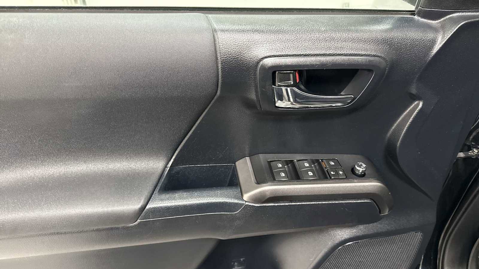 Thumbnail: 2018 Toyota Tacoma - 15