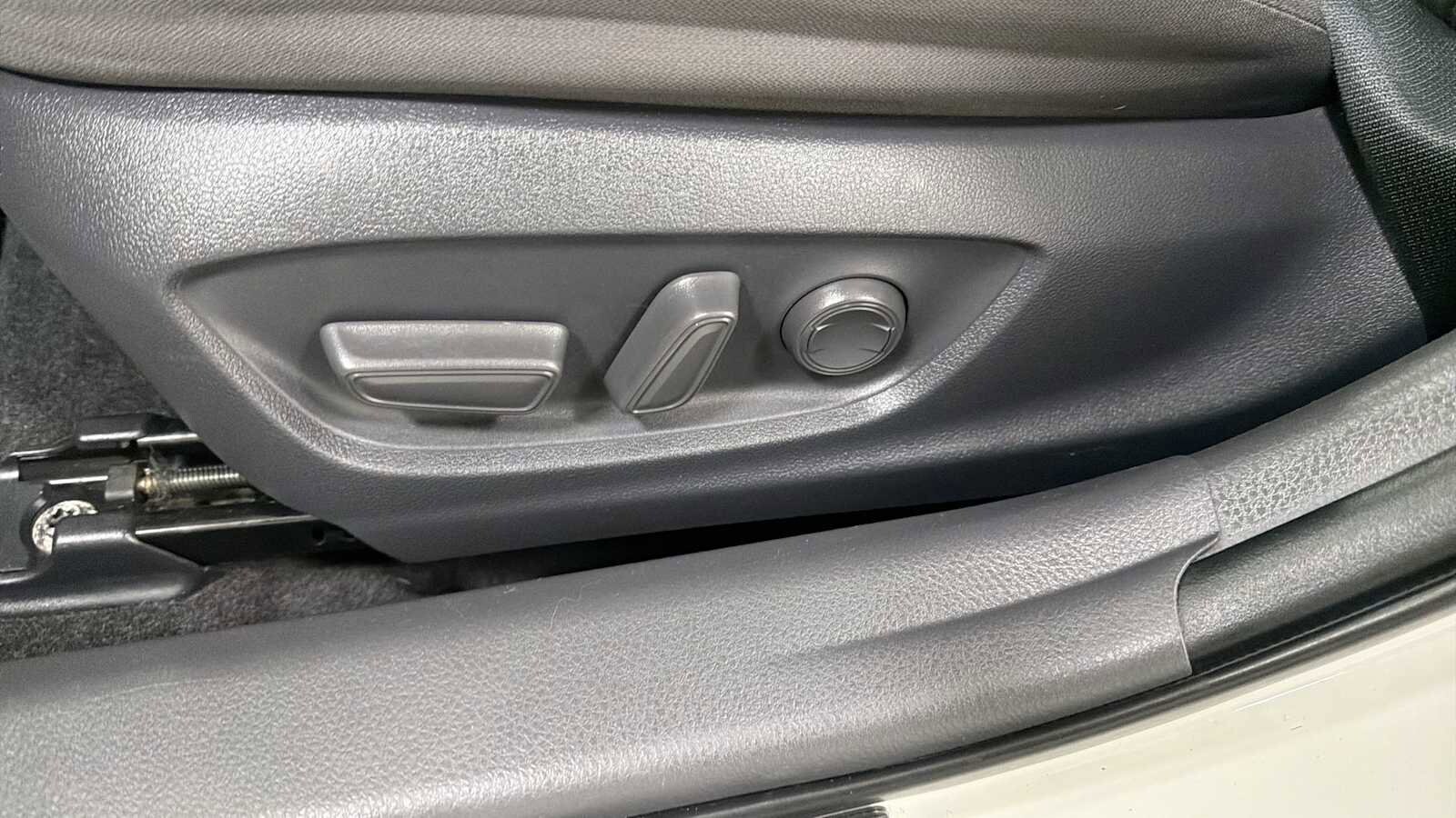 Thumbnail: 2018 Toyota Camry - 14