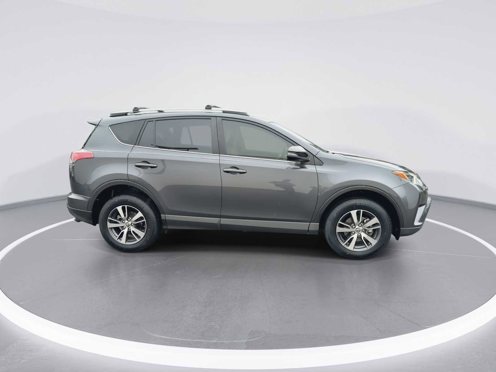 Thumbnail: 2018 Toyota RAV4 - 9