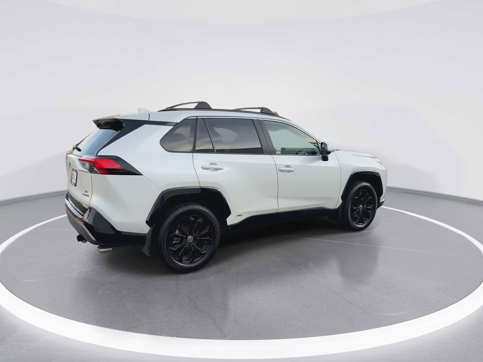 Thumbnail: 2022 Toyota RAV4 - 8
