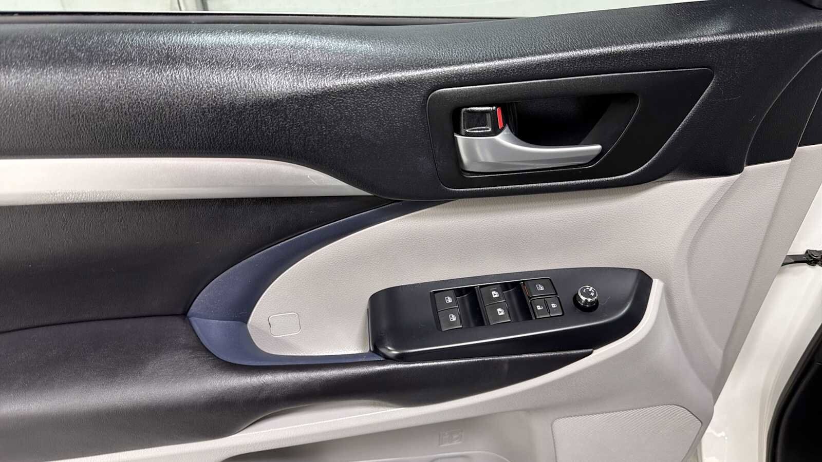 Thumbnail: 2017 Toyota Highlander - 15