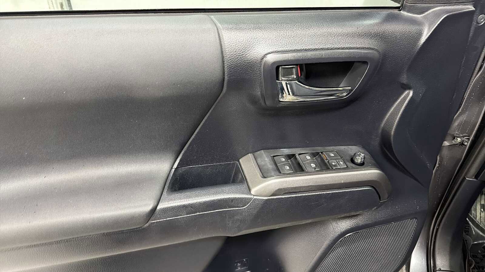 Thumbnail: 2019 Toyota Tacoma - 15