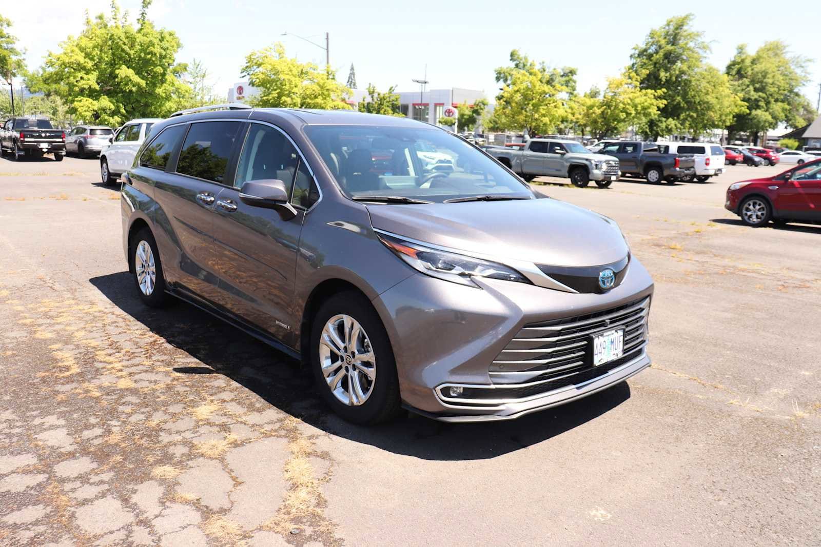 Thumbnail: 2021 Toyota Sienna - 3