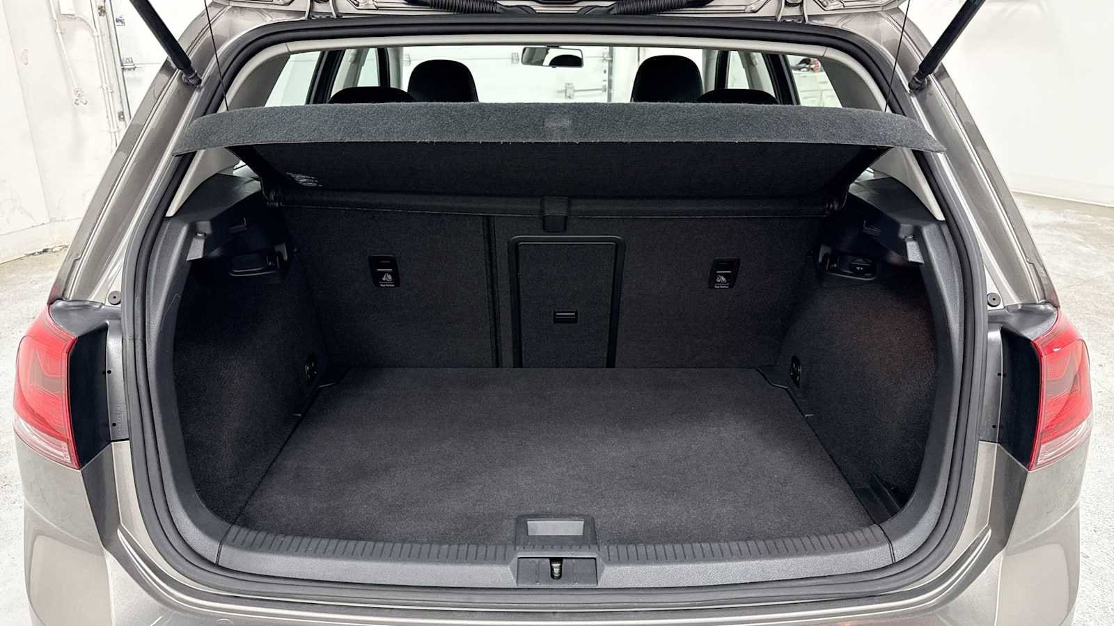 Thumbnail: 2016 Volkswagen e-Golf - 26