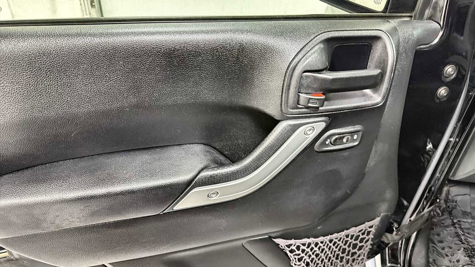 Thumbnail: 2015 Jeep Wrangler - 14