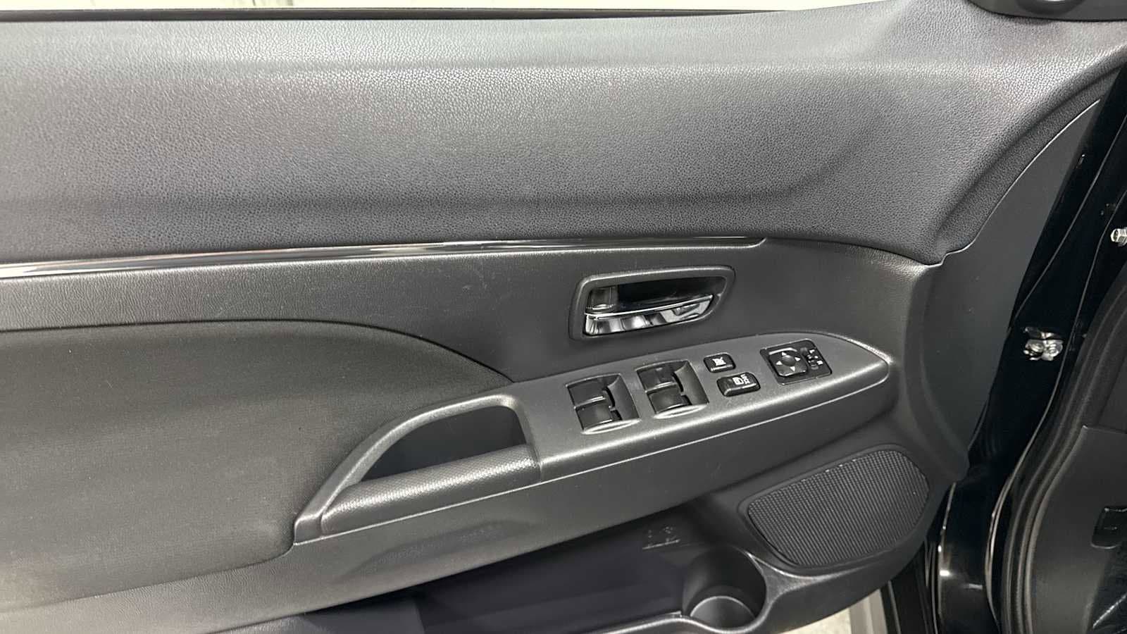 Thumbnail: 2018 Mitsubishi Outlander Sport - 15