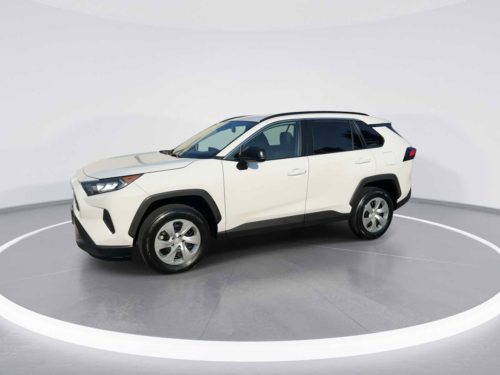 2019 Toyota RAV4 LE photo 4
