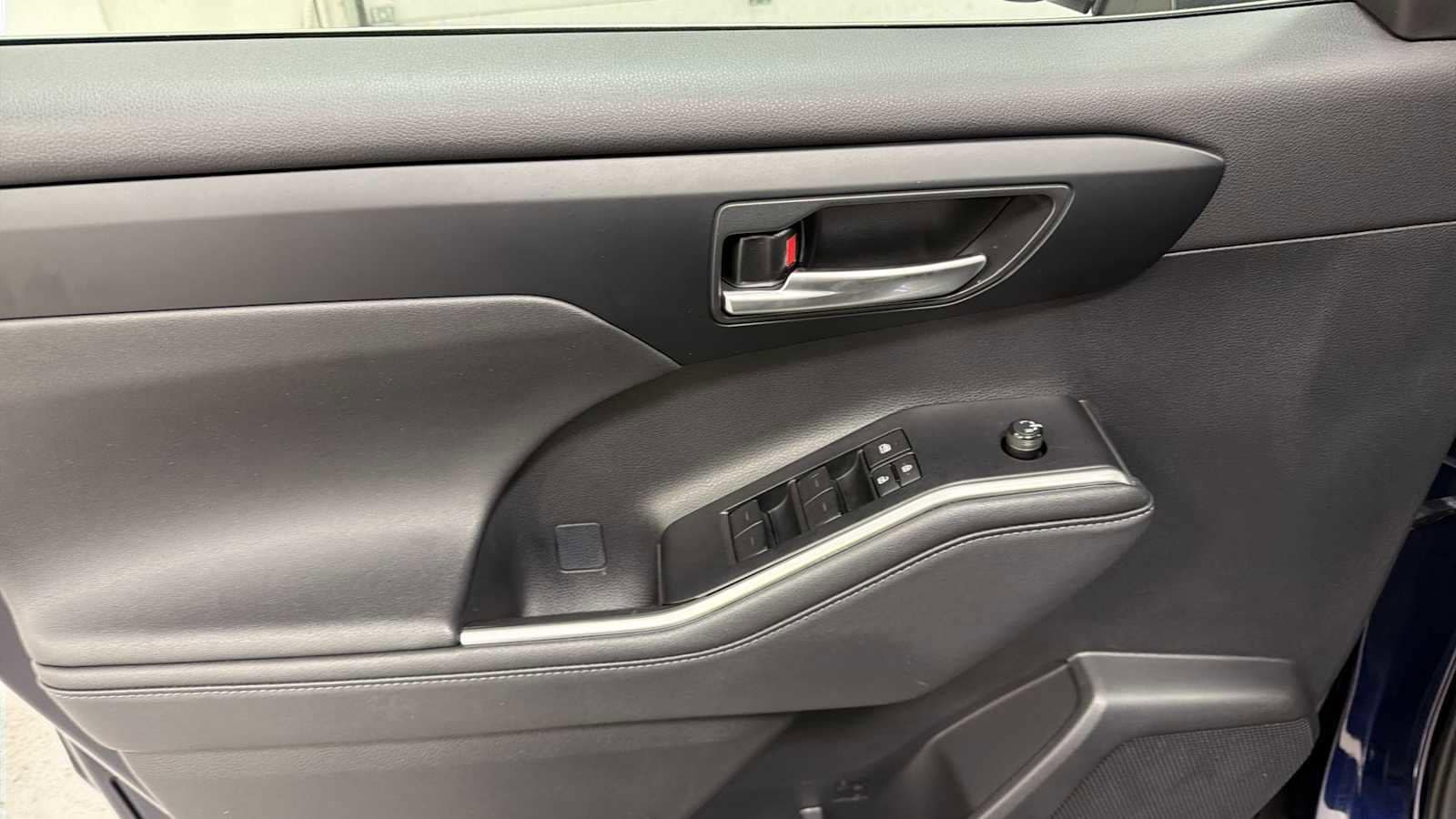 Thumbnail: 2024 Toyota Highlander - 15