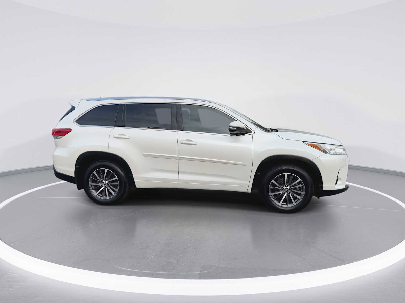 Thumbnail: 2017 Toyota Highlander - 9