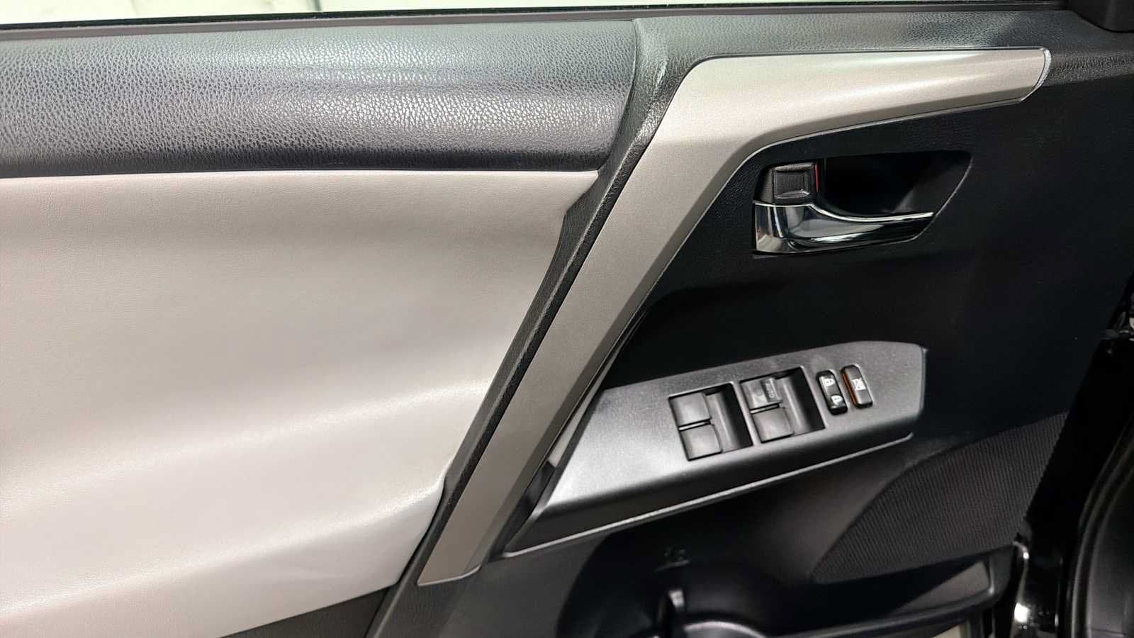 Thumbnail: 2016 Toyota RAV4 - 14